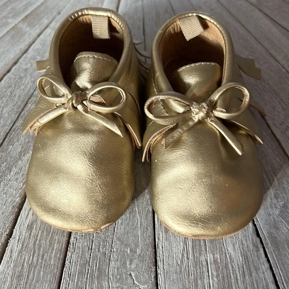 Infant Baby crib crawler gold moccasins sz 12 months - Picture 3 of 5